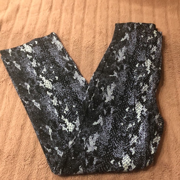 Ladies Dynamite Grace Straight Leg Blue Snakeskin Pant - Size Medium - Picture 2 of 7